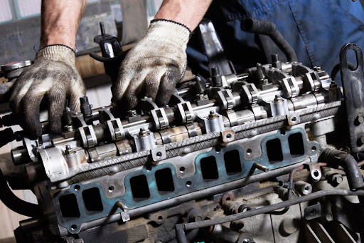 Mecánico trabajando en reparación de motor - Talleres EmarElCampello